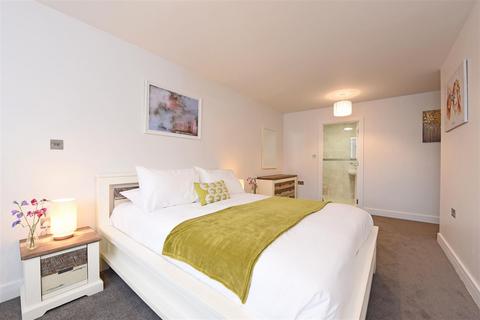 undefined, Queens Road, Farnborough