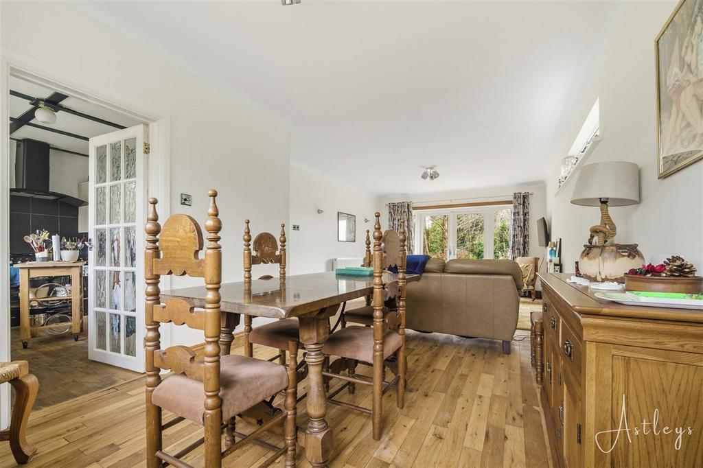 Lounge/Dining Room