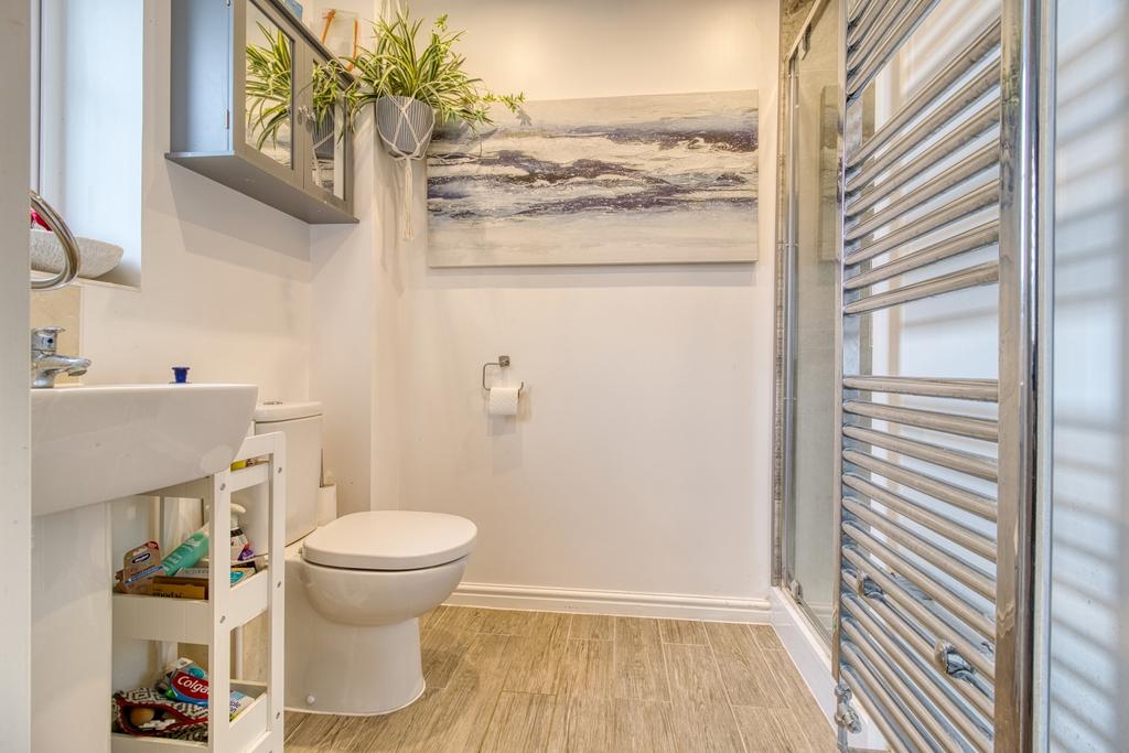En-Suite - Ewe Move Swindon South
