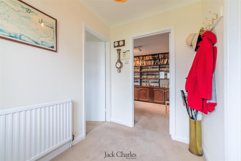 36 Henwoods Crescent-28.jpg