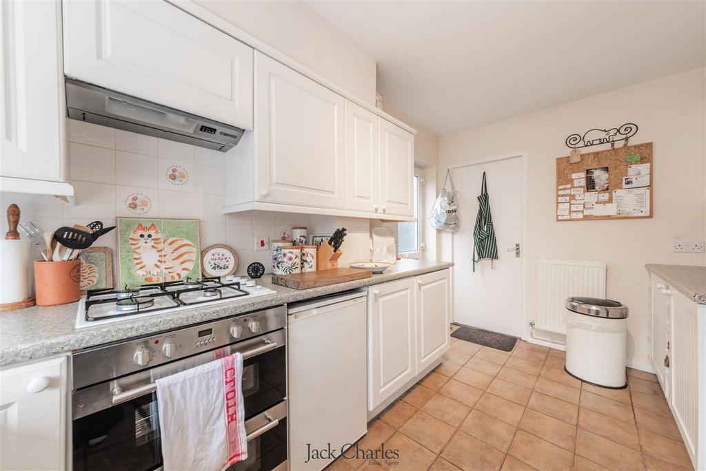 36 Henwoods Crescent-19.jpg