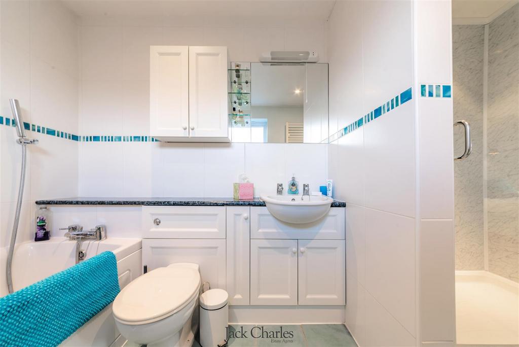 36 Henwoods Crescent-11.jpg