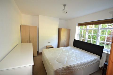 1 bedroom maisonette to rent, Character Purpose Built Garden Maisonette
