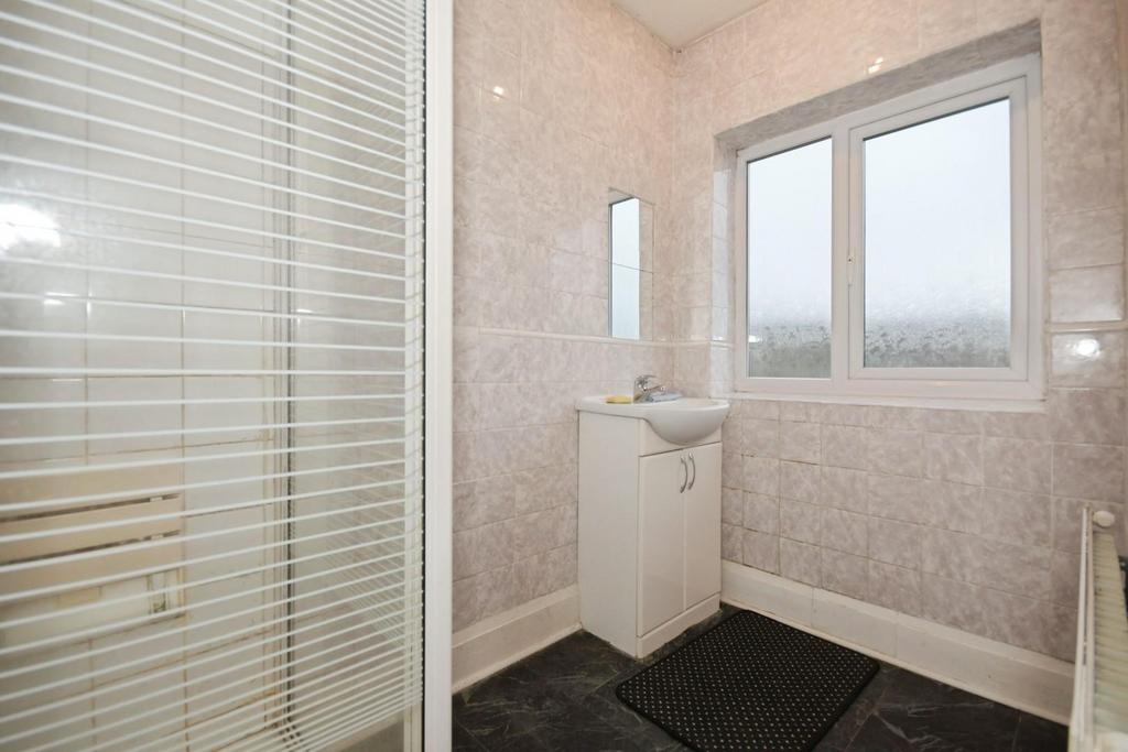 SHOWER ROOM 01.jpg