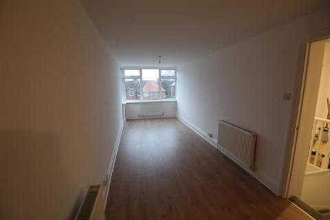 3 bedroom flat to rent, Fenham Hall Drive, Newcastle Upon Tyne NE4