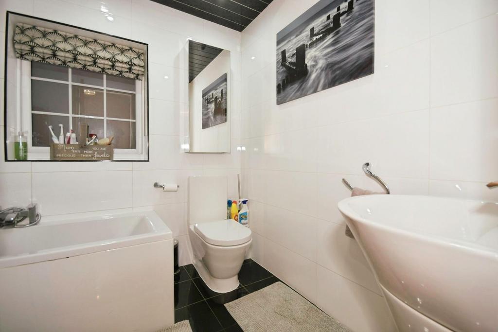 BATHROOM 01.jpg