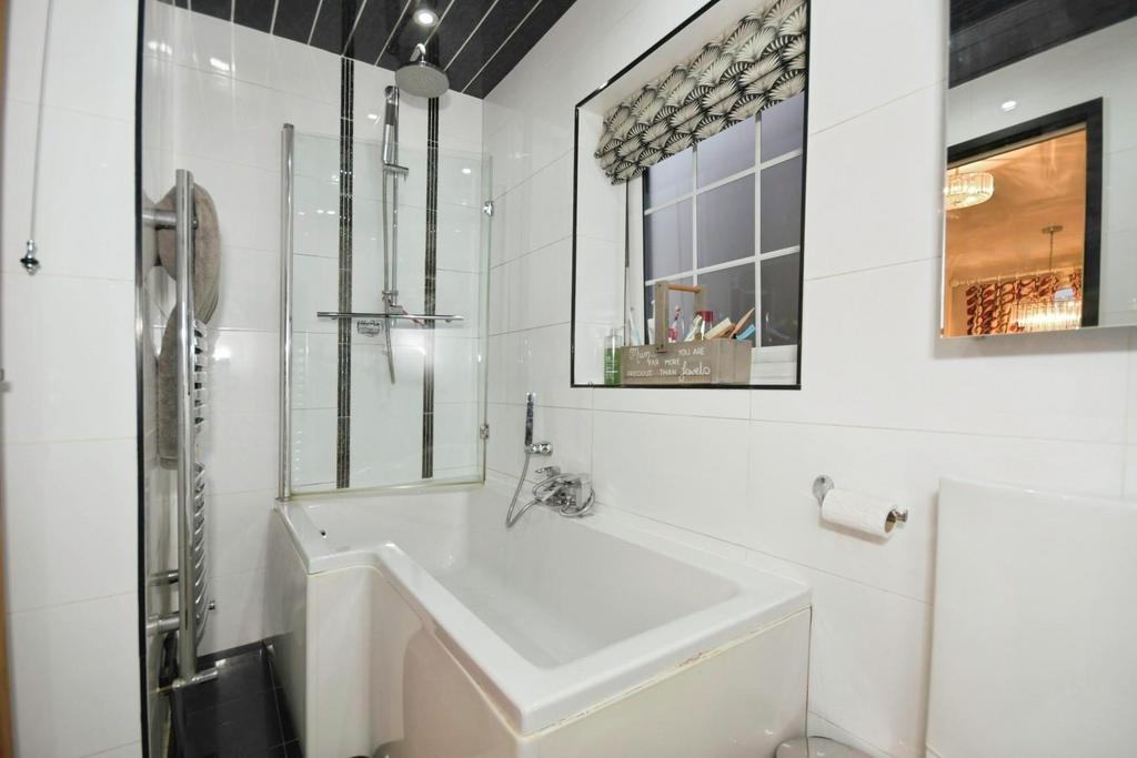 BATHROOM 02.jpg
