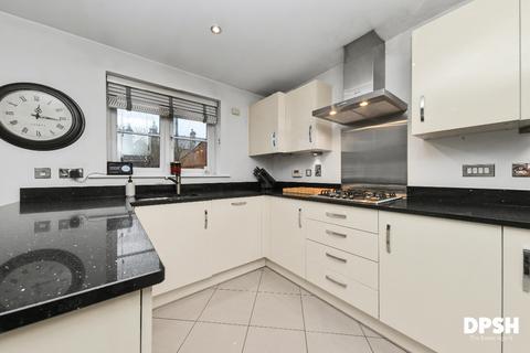 4 bedroom end of terrace house for sale, Weavers Close, Morley, Leeds