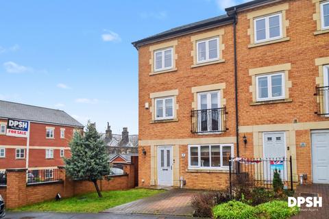 4 bedroom end of terrace house for sale, Weavers Close, Morley, Leeds