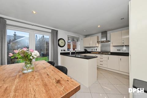 4 bedroom end of terrace house for sale, Weavers Close, Morley, Leeds