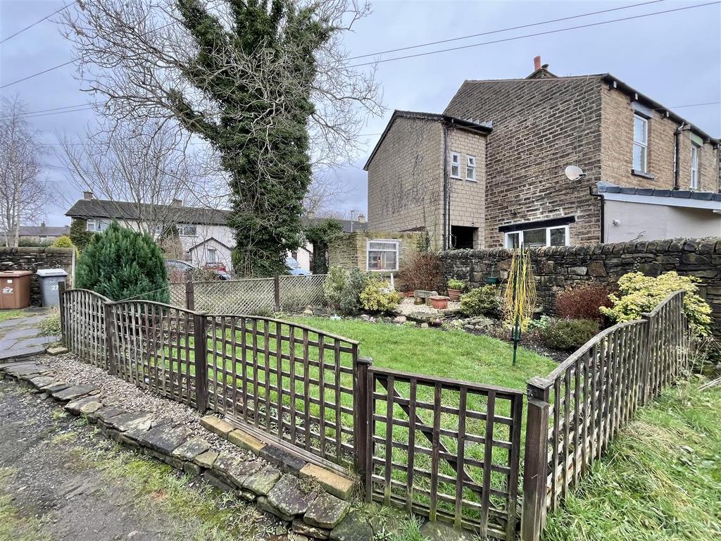 Walled Frontage, Enclosed Rear Yard &amp; Shared Garde