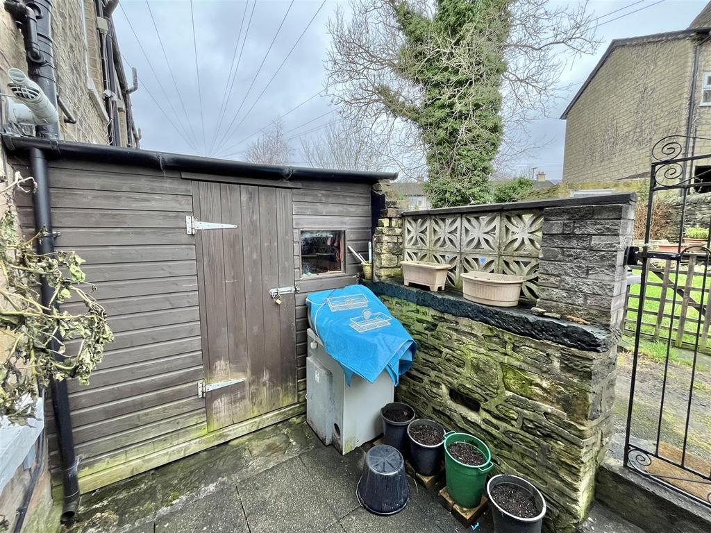 Walled Frontage, Enclosed Rear Yard &amp; Shared Garde