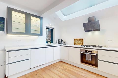 2 bedroom ground floor flat to rent, Ashbourne Grove, London W4
