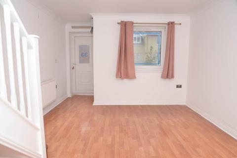 2 bedroom house to rent, Hillview Drive, West Thamesmead, SE28 0LJ