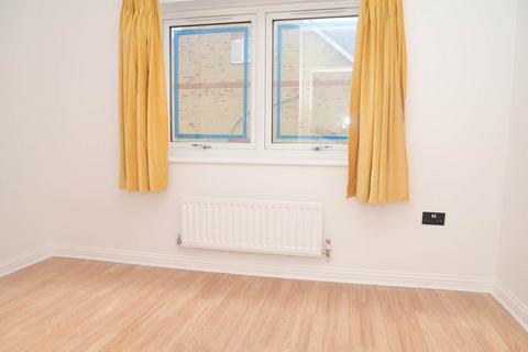 2 bedroom house to rent, Hillview Drive, West Thamesmead, SE28 0LJ