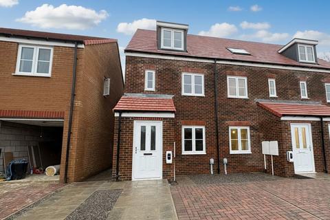 3 bedroom end of terrace house to rent, South Pastures, Gateshead, NE10