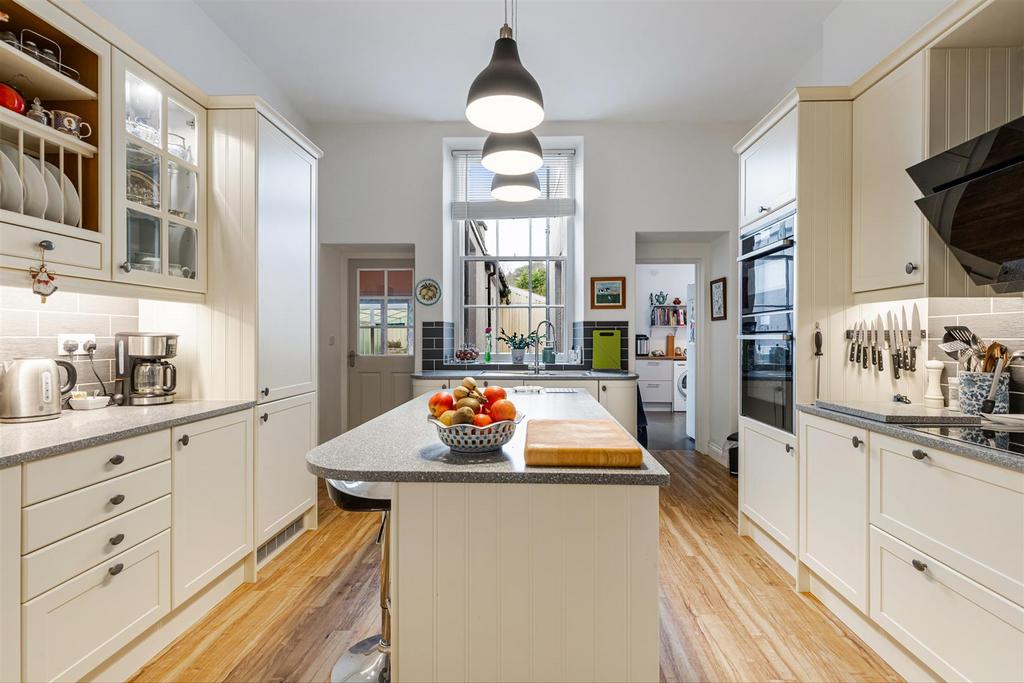 A46 - Watcombe Hill House - 260122.jpg