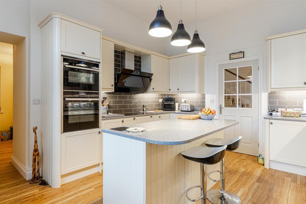 A44 - Watcombe Hill House - 260122.jpg