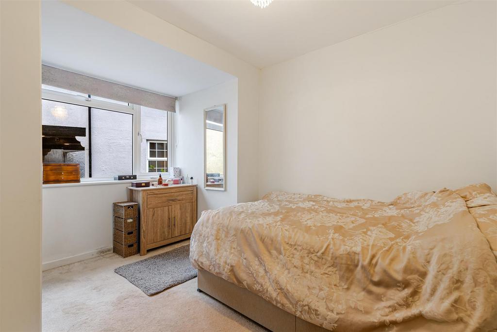 A80 - Watcombe Hill House - 260122.jpg
