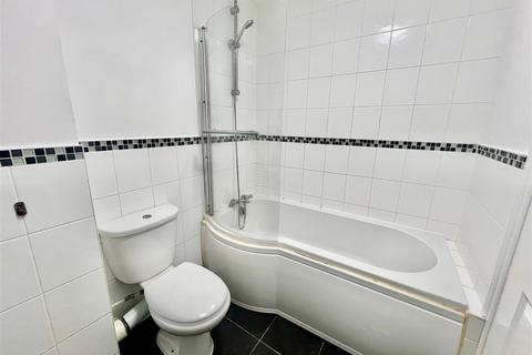 2 bedroom flat to rent, Burleigh Court, Station Road, Westcliff-On-Sea