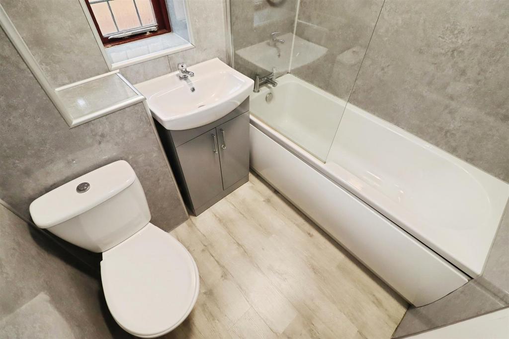 31461526-Bathroom.JPG