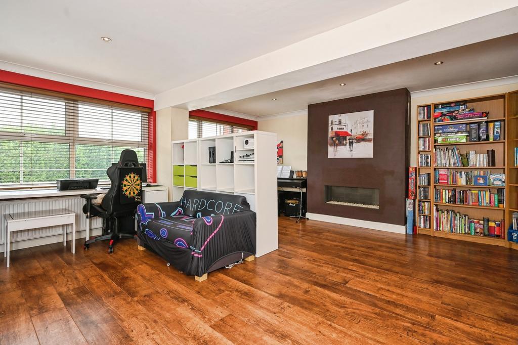 Bedroom 5/Games Room