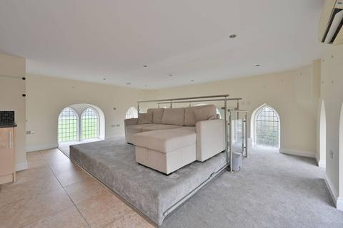 2 bedroom flat to rent, Royal Connaught WD23, Bushey, WD23