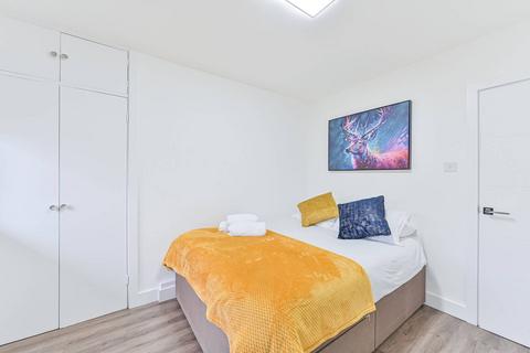 3 bedroom flat to rent, Crownstone Road, Brixton, London, SW2
