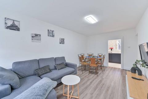 3 bedroom flat to rent, Crownstone Road, Brixton, London, SW2