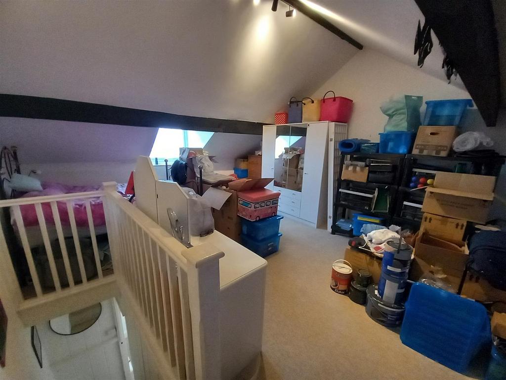 26 Cross Street Bed 1.jpg
