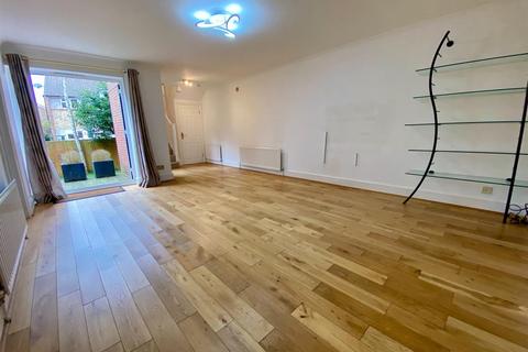 5 bedroom detached house to rent, Brickfields, Harrow