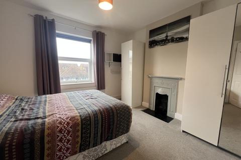 2 bedroom maisonette to rent, Chesterfield Road, Ashford TW15