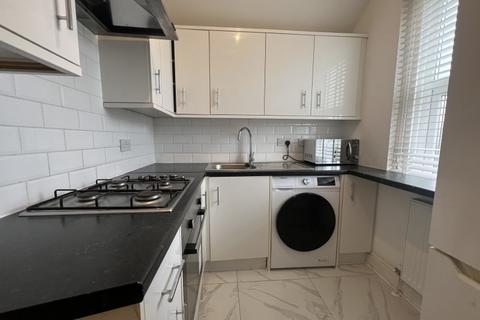 2 bedroom maisonette to rent, Chesterfield Road, Ashford TW15