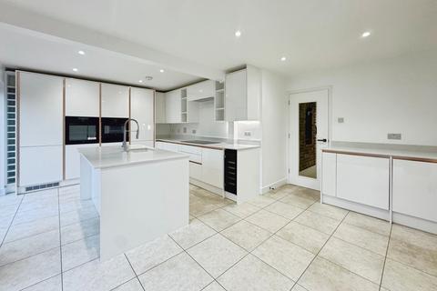 4 bedroom detached house to rent, Winnersh RG41