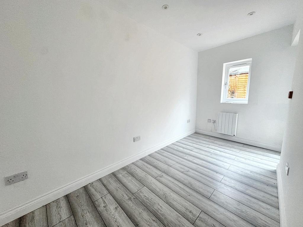 Bright, recently refreshed single bedroom featu...