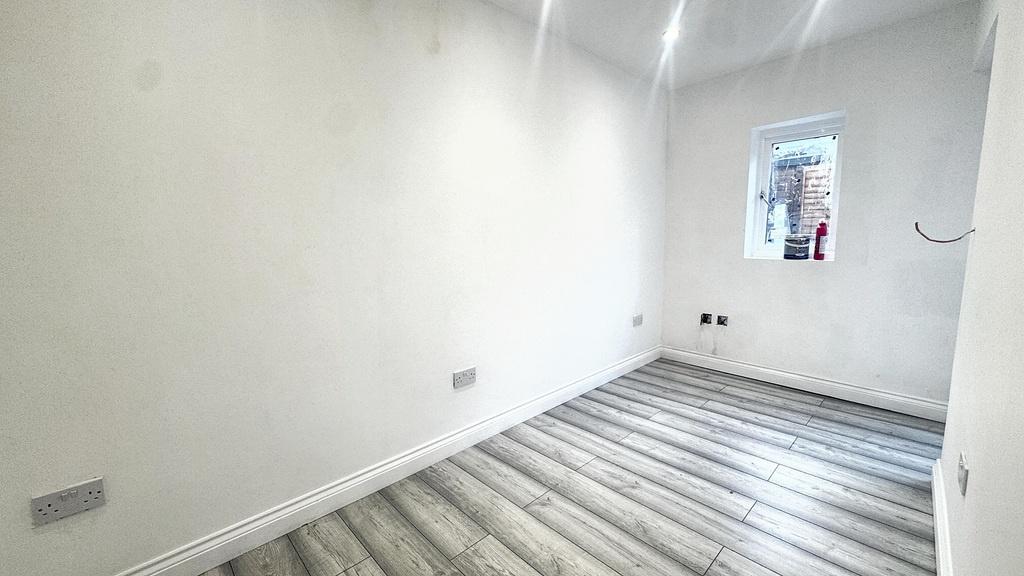 Bright, freshly redecorated single bedroom with...