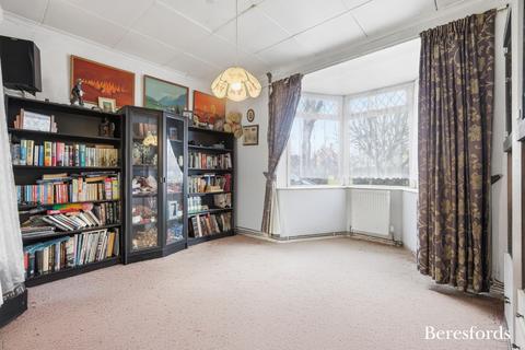 3 bedroom semi-detached house for sale, Faringdon Avenue, Romford, RM3