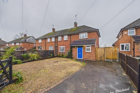 Chiltern Avenue, Stone