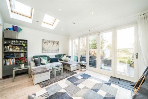 2 bedroom flat for sale, Broomwood Road, London SW11