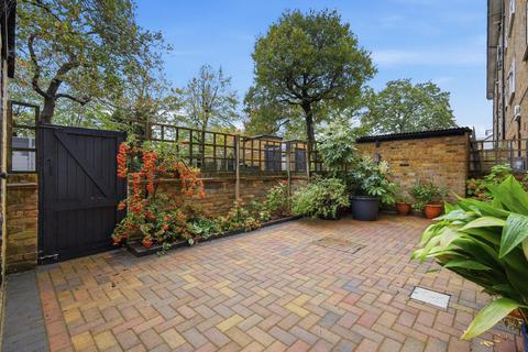 3 bedroom flat for sale, The Herons, Wanstead
