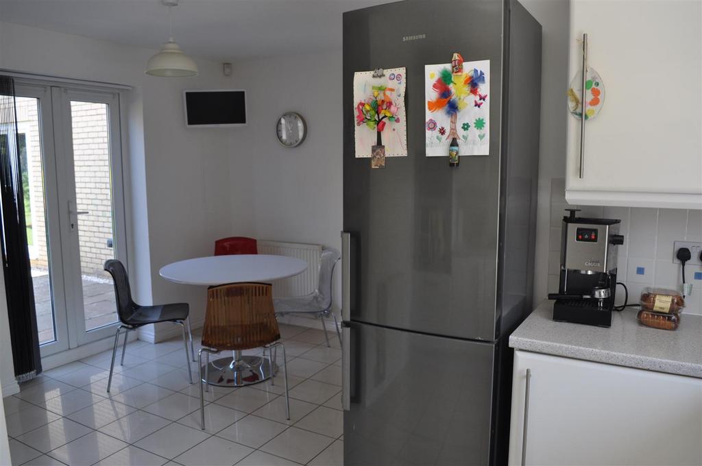 Kitchen (2).JPG