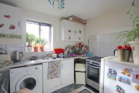2 bedroom flat to rent, Greenslade Road, Barking