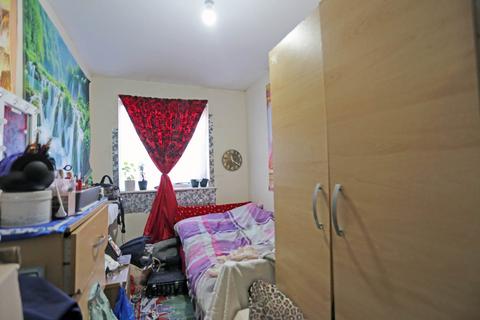 2 bedroom flat to rent, Greenslade Road, Barking