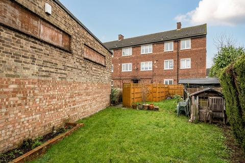 2 bedroom flat for sale, Sidney Road, Walton On Thames, KT12