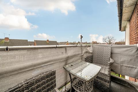 2 bedroom flat for sale, Sidney Road, Walton On Thames, KT12