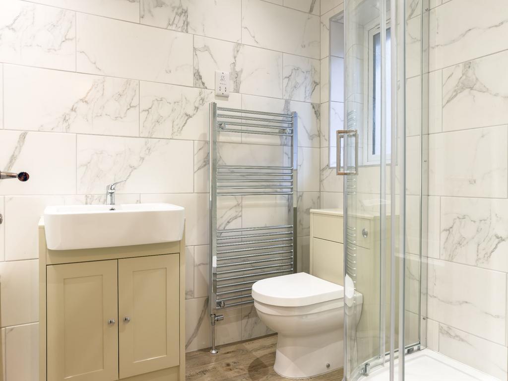 Bathroom suite
