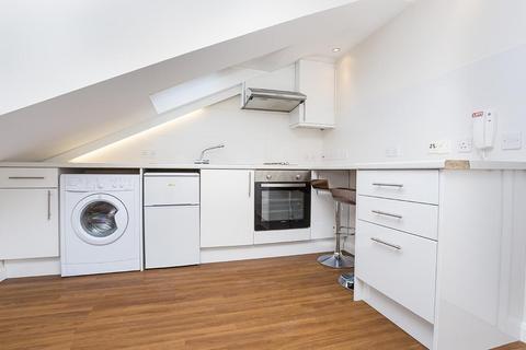 Studio to rent, Bunns Lane, Mill HIll, London, NW7