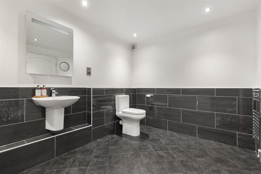 Bathroom 2.jpg