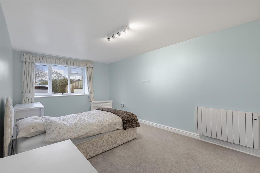 Bed 2.jpg