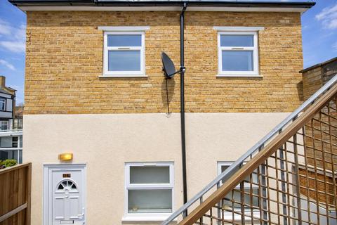 3 bedroom flat to rent, High Street, London